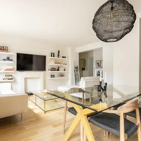 Big 753sq Tf, Close To Restaurants Apartment