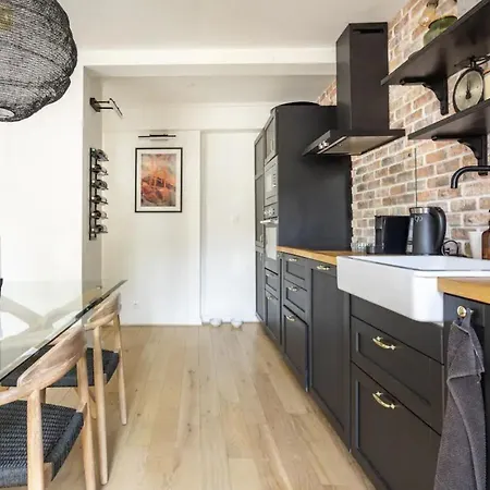 Big 753sq Tf, Close To Restaurants