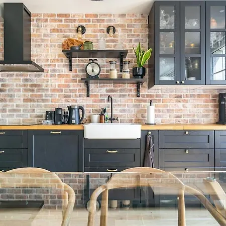 Big 753sq Tf, Close To Restaurants *