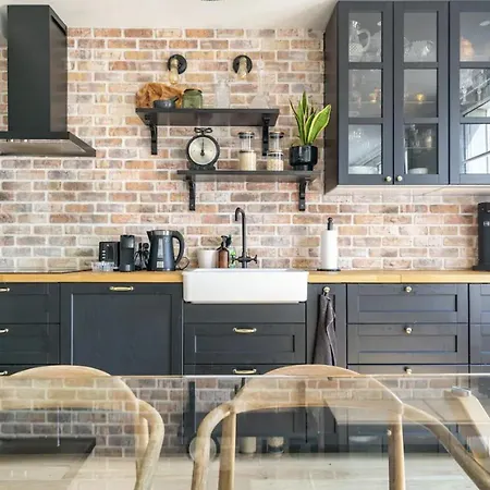 Big 753sq Tf, Close To Restaurants *